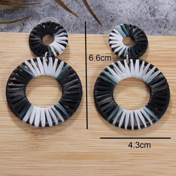 ❤️Black and White Ombre Round Drop Earrings - Picture 3 of 6